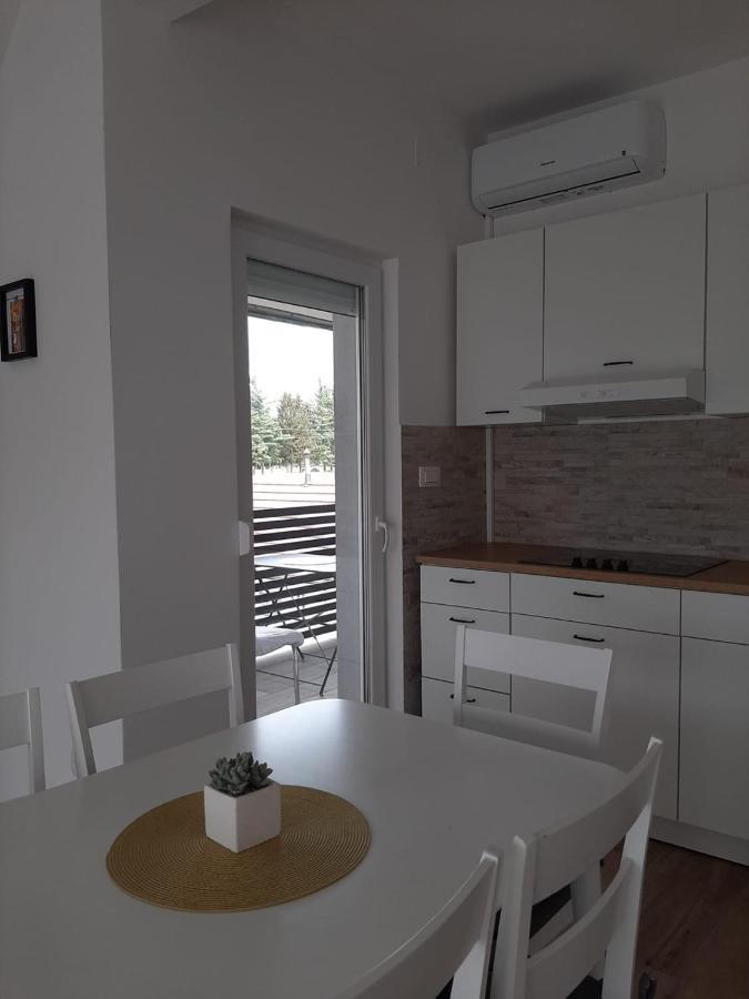 Elegant Inn Gospic Bagian luar foto